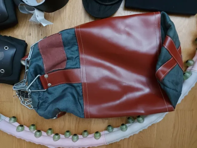 Set deportivo: Aro, pelota, rodilleras y más