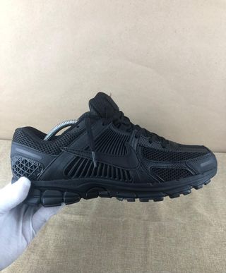 Nike Zoom Vomero 5 de color negro. 