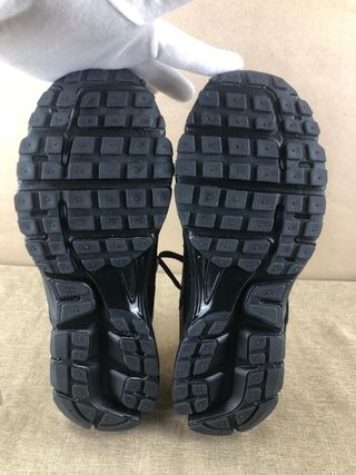 Nike Zoom Vomero 5 de color negro. 