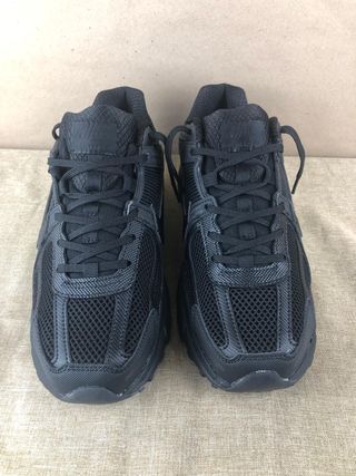 Nike Zoom Vomero 5 de color negro. 