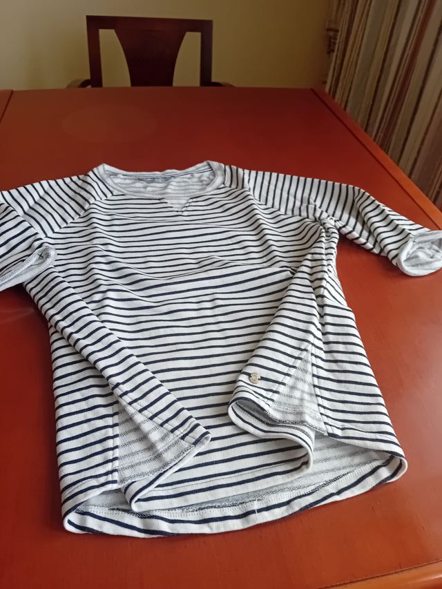 Camiseta de rayas blanca y negra.Manga al codo
