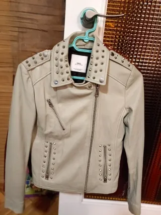 Cazadora cuero Mango tachuelas