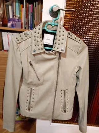 Cazadora cuero Mango tachuelas