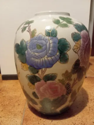 Jarrón de porcelana con flores