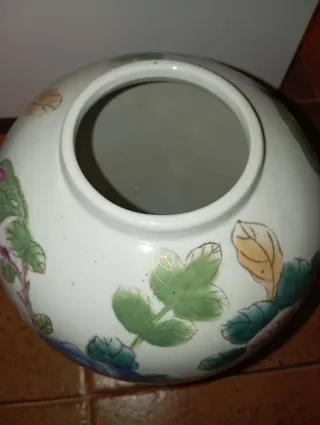 Jarrón de porcelana con flores