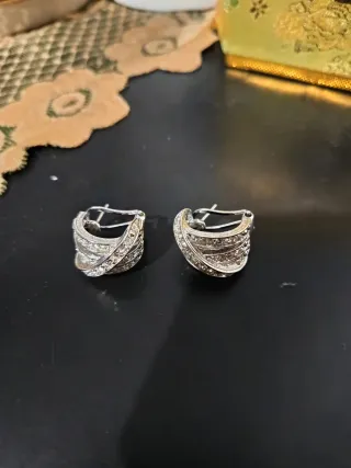 Pendientes plateados con diseño curvo