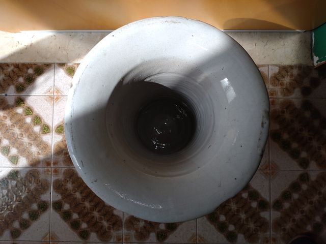 Antico vaso da notte in terracotta smaltata