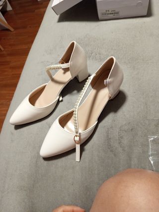 Sandalias blancas tacón perlas