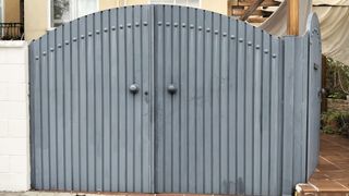 Puerta Metálica Exterior Gris.