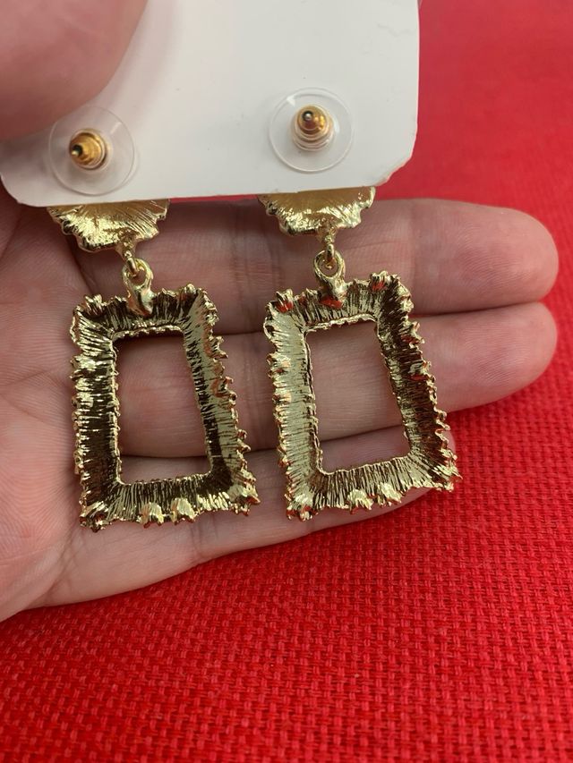 Pendientes dorados rectangulares textura joya