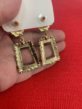 Pendientes dorados rectangulares textura joya
