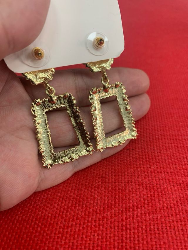 Pendientes dorados rectangulares textura joya