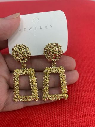 Pendientes dorados rectangulares textura joya