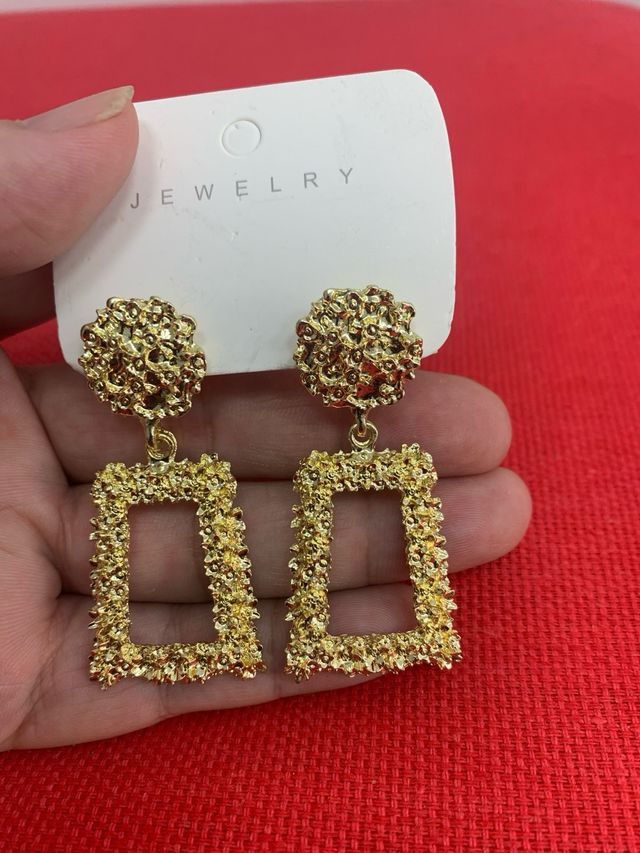 Pendientes dorados rectangulares textura joya