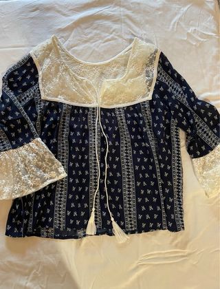 Camiseta mujer azul y blanca con encaje