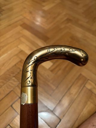 Bastone in legno con impugnatura in bronzo