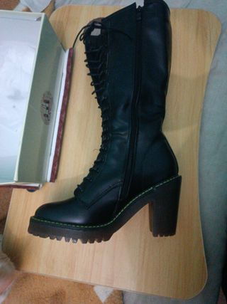 Botas altas negras con cordones