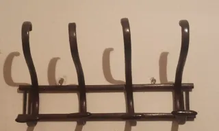 Perchero de madera marrón