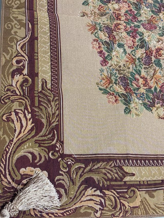 Cubremesa estilo tapiz floral