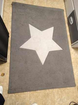 Alfombra gris con estrella blanca