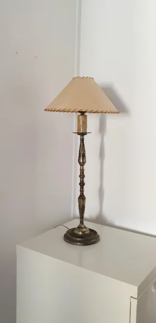 LÁMPARA CON PANTALLA
