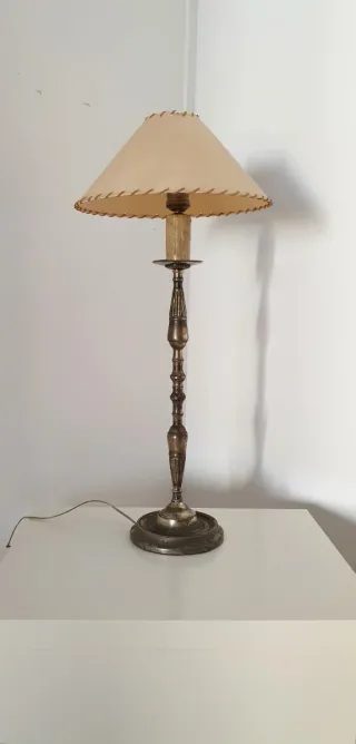 LÁMPARA CON PANTALLA
