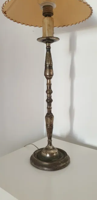 LÁMPARA CON PANTALLA