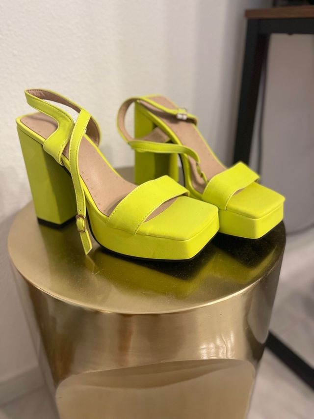 Tacones de plataforma neón amarillos