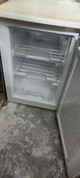 Congelatore verticale bianco