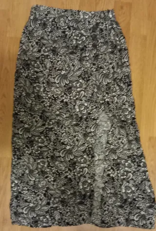 Falda larga estampada con raja y botones