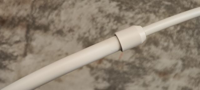 Lámpara de pie May de acero con base de mármol blanco