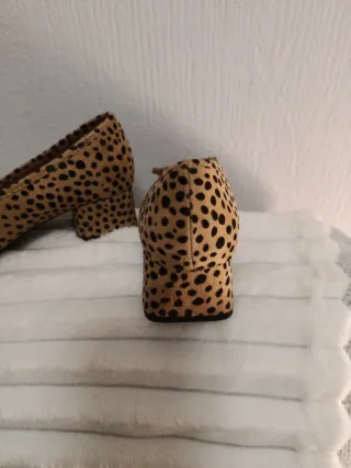Zapatos tacón estampado animal print