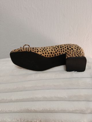 Zapatos tacón estampado animal print