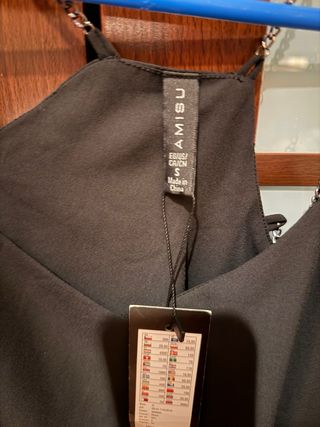 Blusa negra con cadenas