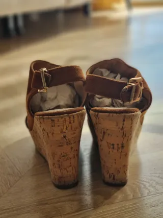 Sandalias cuña efecto ante marrón