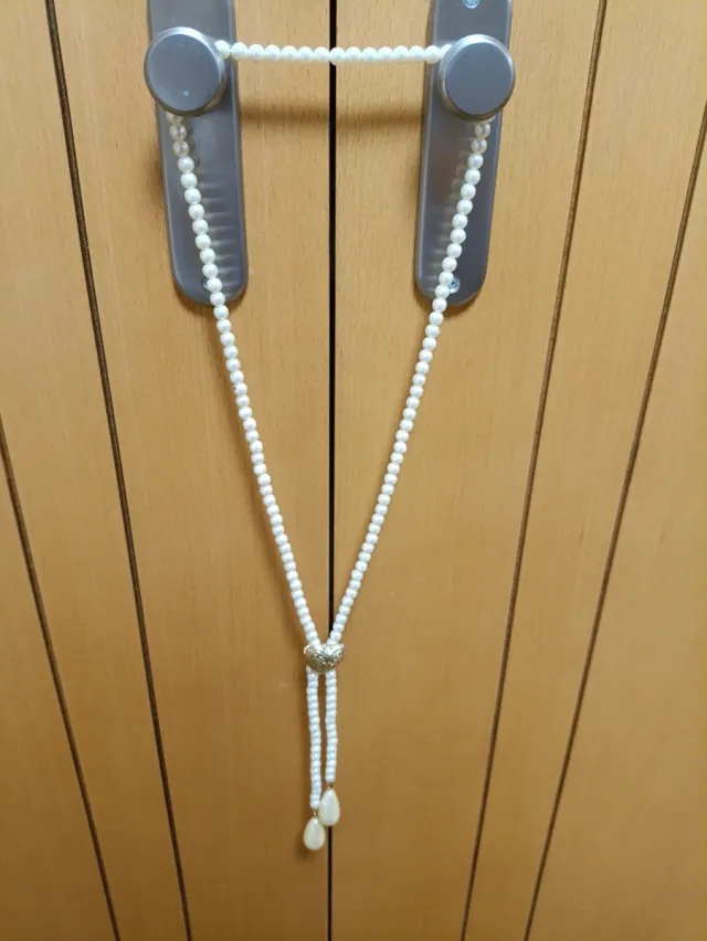 Collar de perlas con colgante dorado