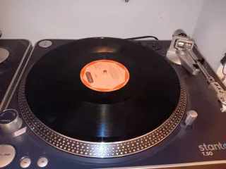 Tocadiscos stanton casi nuevo con mesa de mezclas