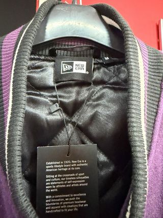 Chaqueta New Era Lakers Morada y Beige