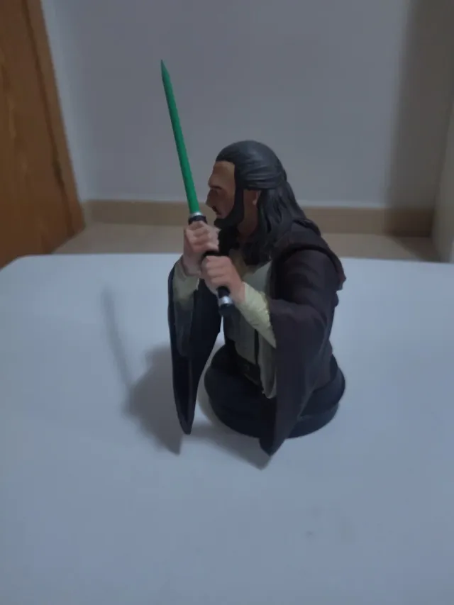 Busto Qui-Gon Jinn Star Wars con caja