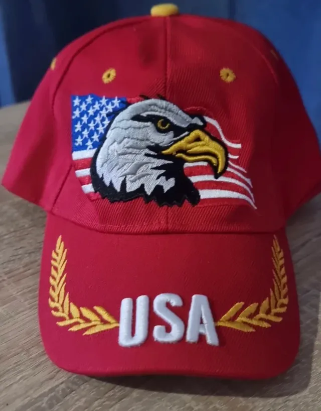 Gorra Roja con Bandera USA y Águila