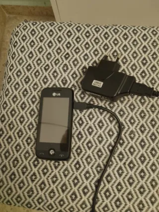 Teléfono móvil LG negro con cable