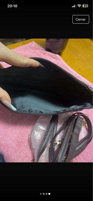 Bolso marrón con logo dorado