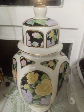 Jarrón de cerámica con flores doradas