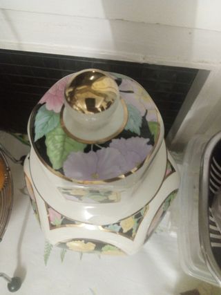 Jarrón de cerámica con flores doradas