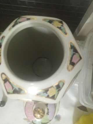 Jarrón de cerámica con flores doradas