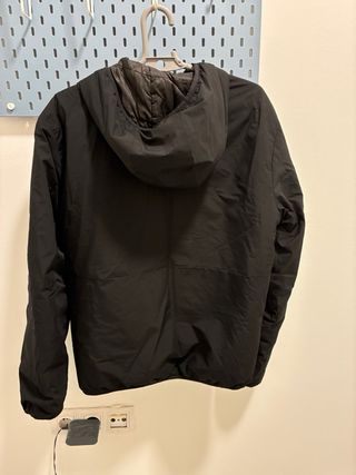 Chaqueta impermeable con protección solar,