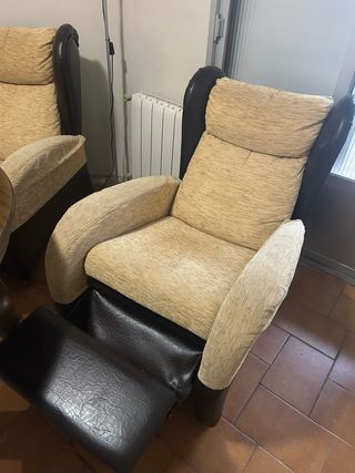 2 poltrone reclinabili beige e marroni