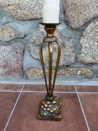 Portacandele dorato con base in uva