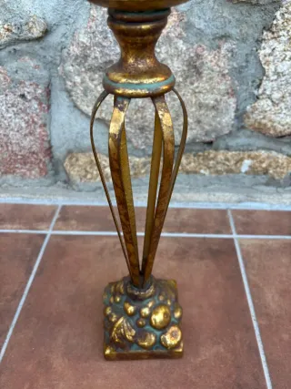 Portacandele dorato con base in uva
