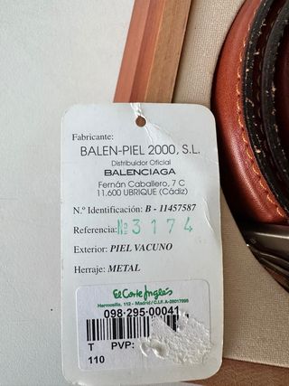 Cinturón de cuero Balenciaga. 
